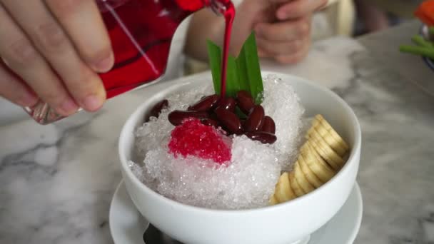 Feliz Comer Thai Phuket Afeitado Jarabe Rojo Hielo Tiempo Caliente — Vídeo de stock