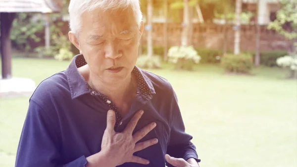 Asiático senior hombre pecho dolor corazón ataque accidente cerebrovascular salud cuidado — Foto de Stock