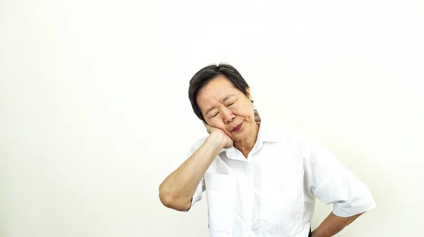 Asiatische Seniorin denkt über ungelöstes Problem nach — Stockfoto