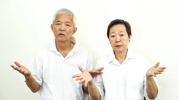 Asiática senior pareja infeliz enojado trato con problema gesto expr — Foto de Stock