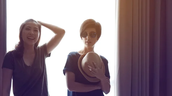 Due donne asiatiche alla moda posare insieme — Foto Stock