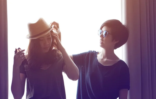 Två fashionabla asiatiska kvinnor utgör tillsammans — Stockfoto