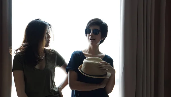 Dvě módní asijské ženy spolu pózují — Stock fotografie