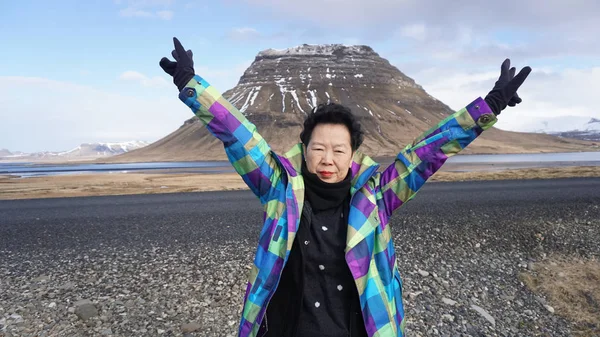 Happy Asian senior woman with moutain lceland landmark — Stock Photo, Image