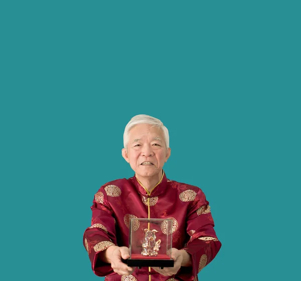 Aziatische Senior man geven gouden varken sculptuur voor Chinees Nieuwjaar Bo — Stockfoto