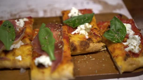 Fyrkantig Rektangel Pizza Med Ost Och Basilika Rustik Måltid — Stockvideo