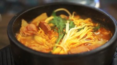 Sıcak kase de Kore kimchi sosis çorbası