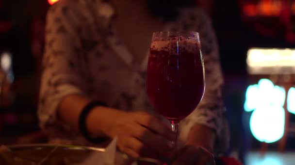 Cocktail Rouge Femme Servir Dans Bar Néon Asiatique — Video