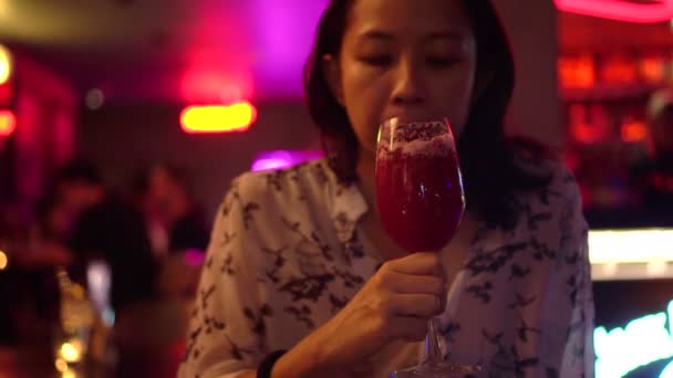 亚洲霓虹灯酒吧的红色鸡尾酒服务妇女 — 图库视频影像