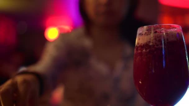 Rode Cocktail Serveren Vrouw Aziatische Neon Bar — Stockvideo