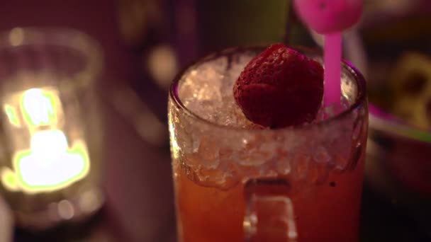 Berry Κοκτέιλ Ποτά Στο Νυχτερινό Μπαρ Κερί Και Νέον Φως — Αρχείο Βίντεο