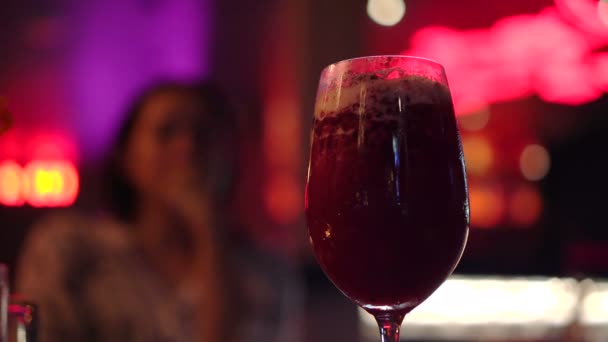 亚洲霓虹灯酒吧的红色鸡尾酒服务妇女 — 图库视频影像