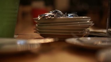 Geceleri kalça restoranda beyaz seramik tabak yığını yığını