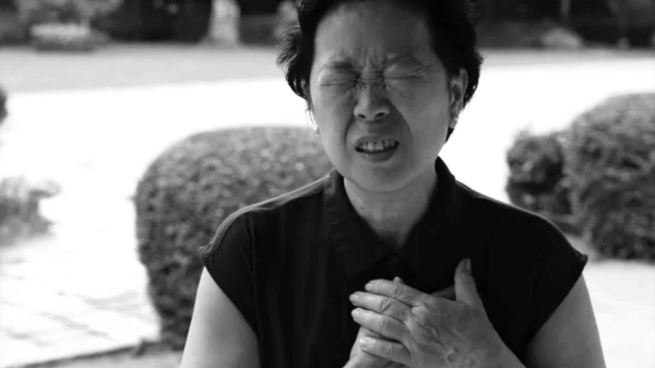 Aziatische Senior vrouw borst pijn hartaanval beroerte gezondheidszorg — Stockfoto