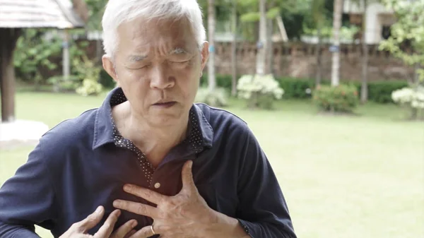 Asiático senior hombre pecho dolor corazón ataque accidente cerebrovascular salud cuidado — Foto de Stock