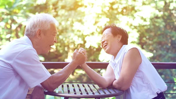 の結婚生活の秘密に妥協するアジアの高齢老夫婦 — ストック写真