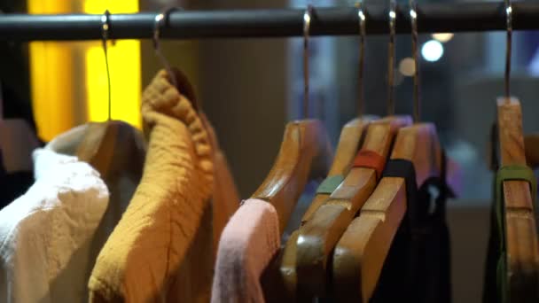 アジアの夜のバザエフリーマーケットでぶら下がるファッション服 — ストック動画
