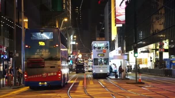 Hongkong Kwi 2017 Tramwaj Autobusowy Ludzie Dojeżdżać Ulicy — Wideo stockowe