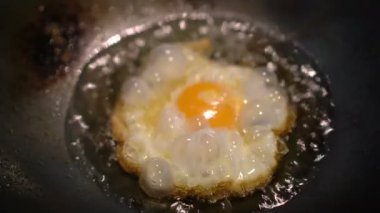 Asya Tayland tarzı Fries yumurta içinde petrol demir Wok