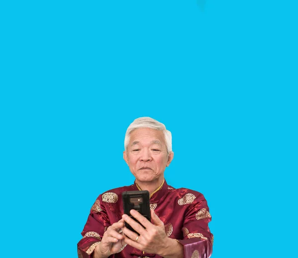 中国の旧正月の挨拶メッセージのためのアジアのシニア男性のセルフ — ストック写真