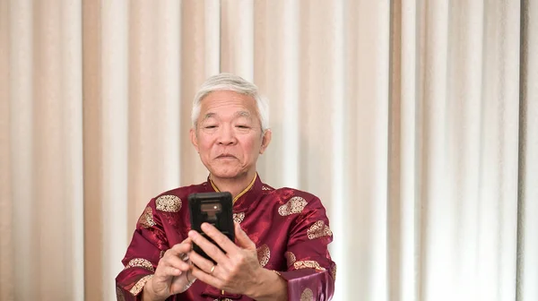 Asiatische Senioren Selfie für chinesische Neujahrsgrüße — Stockfoto
