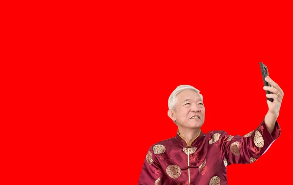 Asiatique senior homme selfie pour Nouvel An chinois message de bienvenue — Photo