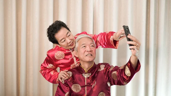 亚洲老年夫妇自拍中国新年致辞 — 图库照片