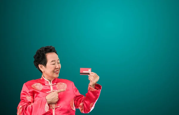 Азиатская пожилая женщина счастлива с кредитной картой Китайская новогодняя скидка d — стоковое фото