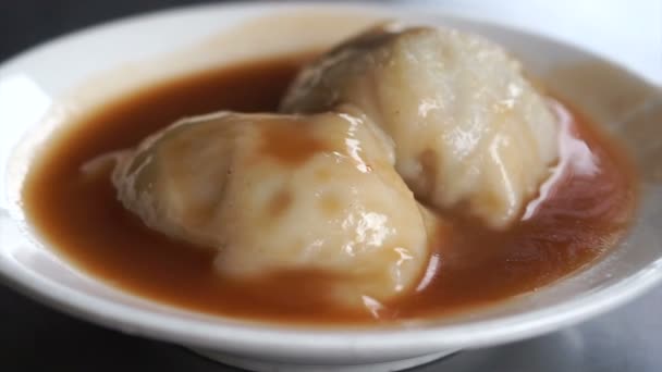 赤いソースで中国の蒸し餃子 — ストック動画