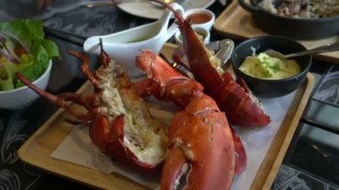 Sosyal Trend yemeden önce ıstakoz pençe fotoğraf ile el boyutu