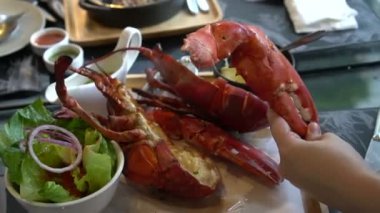 Sosyal Trend yemeden önce ıstakoz pençe fotoğraf ile el boyutu