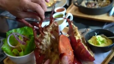 Sosyal Trend yemeden önce ıstakoz pençe fotoğraf ile el boyutu