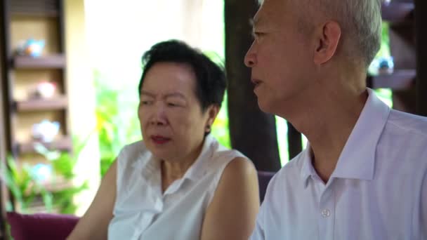 Asijský starší pár spolu diskutují o problémech