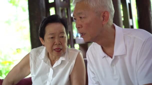 Asiática Senior Pareja Discutir Problema Juntos — Vídeo de stock