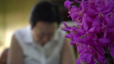 Asyalı yaşlı kadın ciddi konuşma yapıyor