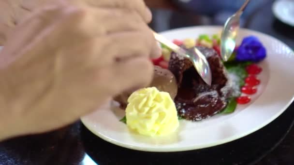 Manger Gâteau Lave Chocolat Fondu Avec Crème Glacée — Video