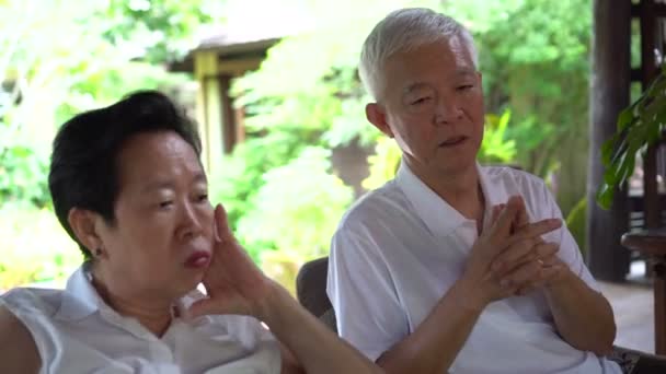Aziatische Ouderen Paar Zorg Met Gezondheid Ziekte Plan — Stockvideo