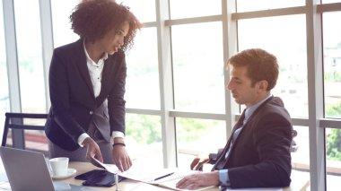 Beyaz adamın başı kadın patronuyla dertte. 