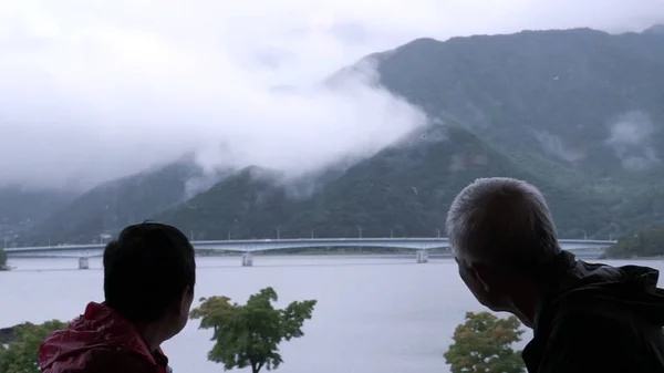 Aziatische Senior paar drinken thee reizen samen regenachtige dag Mount — Stockfoto