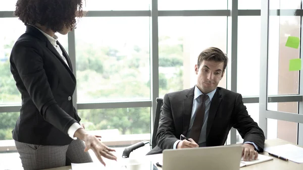 Blanke man in moeilijkheden met zijn vrouwelijke baas — Stockfoto