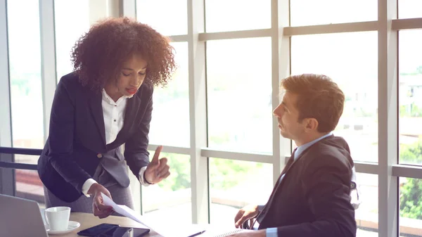 Diversité ethnique au travail opinion préfessionnelle conflit argumentation — Photo