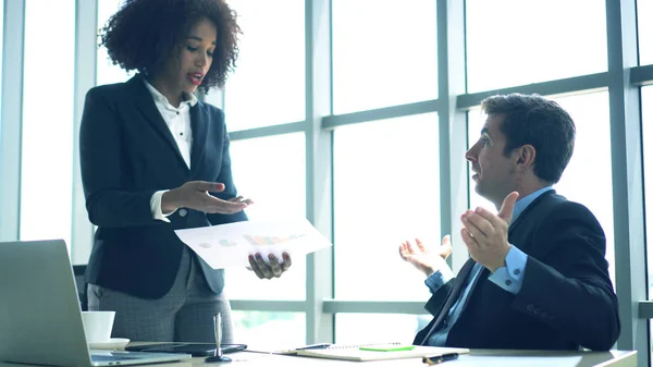 Diversità etnica sul posto di lavoro opinione prefessionale conflitto argomentazione — Foto Stock