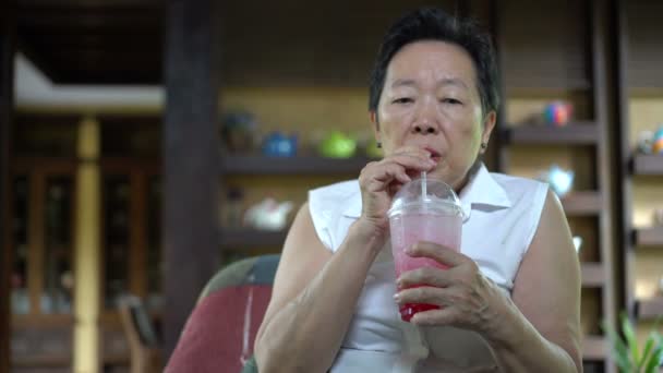 亚洲老年人享受夏季饮料闪闪发光的冰冷苏打水 — 图库视频影像