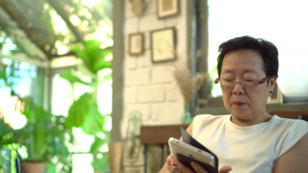 Asiatique Senior Utilisant Tablette Heureux Connecter Avec Des Amis — Video