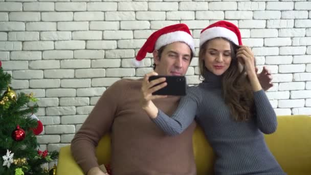 クリスマスの自分撮りとサプライズギフトを祝う白人のカップル — ストック動画