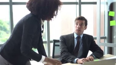 İş yerinde mücadele uluslararası colleauge iş konularında tartışmak