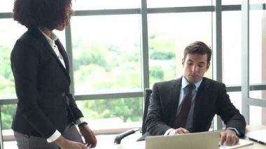 İş yerinde mücadele uluslararası colleauge iş konularında tartışmak