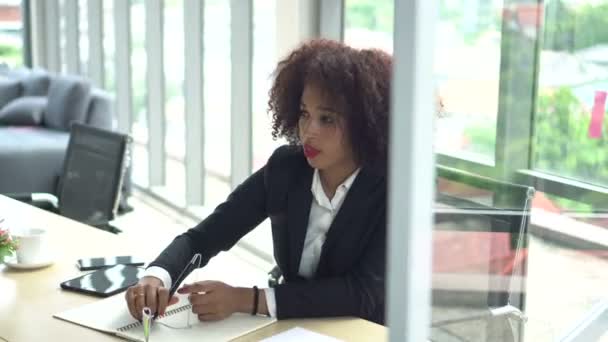 Африканская Профессиональная Женщина После Липкой Ноты Стратегии Мозгового Штурма — стоковое видео