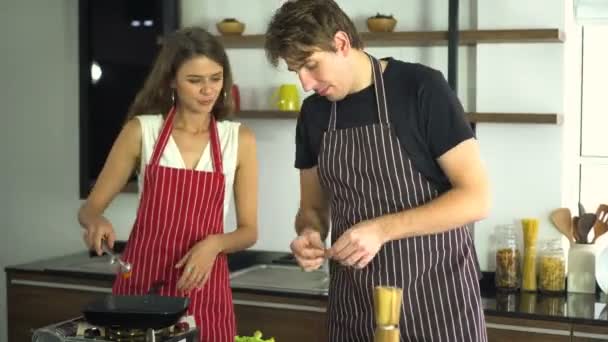 Cuacasian Minnaar Paar Koken Thuis Gelukkig Activiteit — Stockvideo