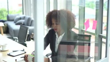 Çok ırklı profressional iş arkadaşı pazarlama planı tartışmak